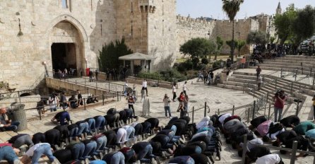 Više od 100.000 Palestinaca klanjalo bajram-namaz u Al-Aksi