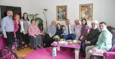 Stanivuković pojeo baklavu, dijelio bajram-banke i poručio: Banja Luka je grad u kojem možemo živjeti zajedno