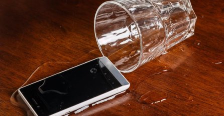 Mobilni vam je upao u vodu? ODMAH URADITE OVAJ TRIK, Stručnjaci kažu da bi ovo moglo pomoći, a NIJE RIŽA