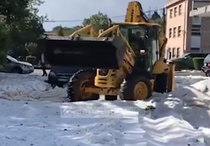 NEZAPAMĆENO NEVRIJEME: Za manje od sat vremena ulice Skadra zatrpane ledom: Palo je 55 mm