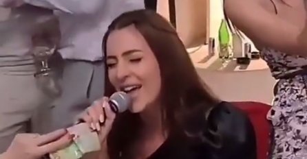 ANASTASIJA DOBILA BAKŠIŠ DOK JE PJEVALA, ČEKAJTE DA VIDITE ŠTA JE URADILA CECA: Uzela novac iz njene ruke - evo šta je uradila s njim