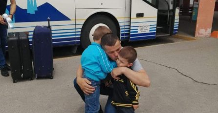 Fotografija iz Bugojna rastužila BiH: Zagrljaji i suze na ispraćaju oca u Njemačku