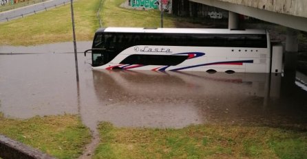 NEZAPAMĆENO NEVRIJEME POHARALO BEOGRAD: Bujice nosile automobile(VIDEO)