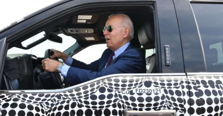 BIDEN KROZ ŠALU PRIJETI DA ĆE PREGAZITI NOVINARE koji pitaju o Izraelu tokom probne vožnje novog električnog automobila!
