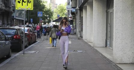 USLIKALI TARU SIMOV NA ULICI: Držala telefonu u ruci, a 1 detalj na ekranu je privukao VELIKU pažnju