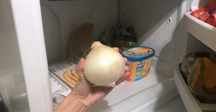 Nikako u frižideru: DOMAĆICE SAVJETUJU evo gdje je najbolje čuvati bijeli i crni luk?