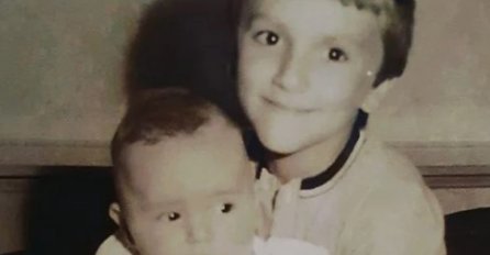 DJEČAK SA FOTOGRAFIJE DANAS JE JEDAN OD NAJOMILJENIJIH PJEVAČA U REGIONU: Znate li ko je? 