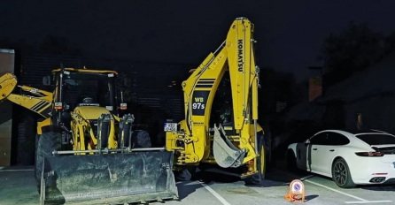 Stanivuković parkirao još jedan bager ispred "Kajaka": "Danas ćemo parkirati još jednu mašinu na treće parking mjesto, jer ne damo naše"