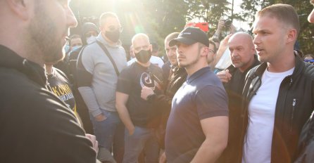 NAPETO ISPRED "KAJAK" TERASE! Stanivuković doveo narod pred restoran, aktivisti SNSD-a stali pred bagere 