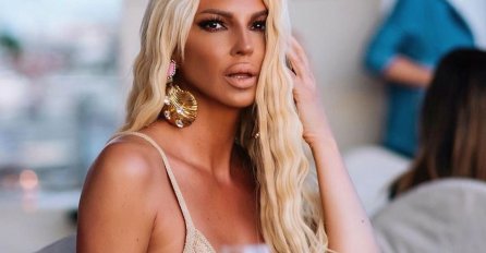 POSLIJE 20 GODINA PONOVO U ČUVENOM KOMBINEZONU: Karleuša pokazala kako joj danas stoji, JEDAN DIO VIŠE NE MOŽE DA 'UVUČE'