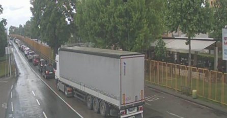 Gužve na graničnim prijelazima Izačić, Gradina i Gradiška