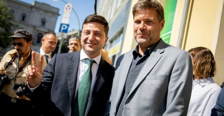 NAKON ODLASKA MERKEL NEODGOVORNA NJEMAČKA MOŽE NARUŠITI MIR U EUROPI: Što jedan od dvoje lidera perspektivne stranke Zelenih radi sa šljemom na glavi u rovovima u blizini ruske granice?