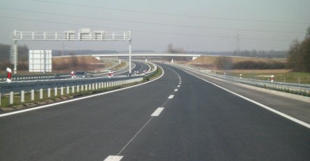 Stanje na cestama: Na nekim mjestima saobraćaj se odvija usporeno