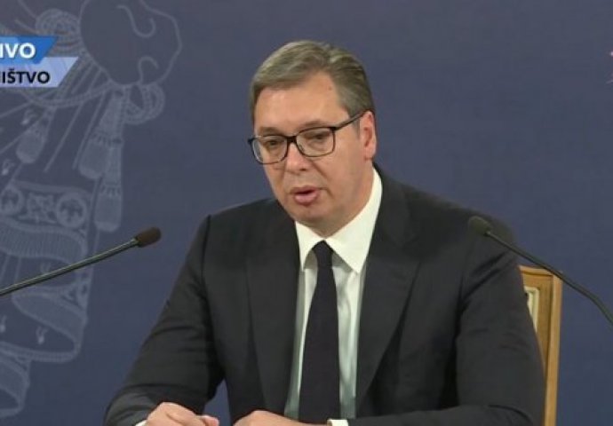 Vučić u Skupštini dočekan uz višeminutne ovacije, morao “smirivati”
