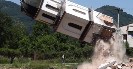 Obaranjem zvonika okončano rušenje crkve u dvorištu Fate Orlović