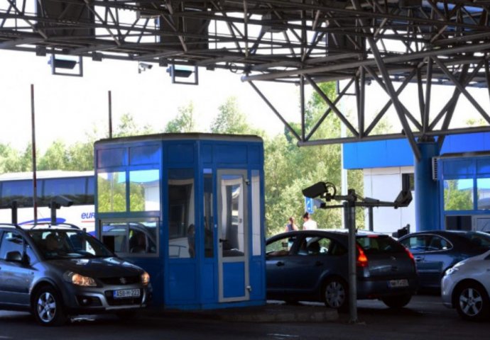 Na četiri granična prijelaza od jutros pojačan promet vozila na izlazu iz BiH