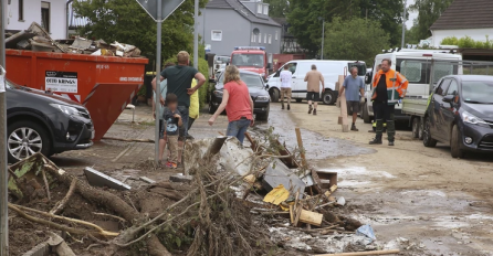 NEZAPAMĆENA OLUJA U NJEMAČKOJ: Jedna osoba poginula, bujica nosila automobile (FOTO, VIDEO)