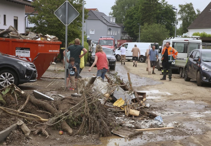 NEZAPAMĆENA OLUJA U NJEMAČKOJ: Jedna osoba poginula, bujica nosila automobile (FOTO, VIDEO)