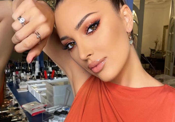 ČIZME DO BUTINA, KRATAK ŠORTS, KOŽNI KORSET Aleksandra Prijović "zapalila" stajlingom, i Brena odmah reagovala (FOTO)