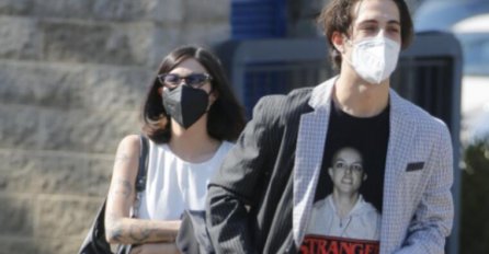 ATRAKTIVNI POBJEDNIK EVROVIZIJE KONAČNO UHVAĆEN U JAVNOSTI SA DJEVOJKOM:  Njene tetovaže privukle veliku pažnju!  (FOTO)