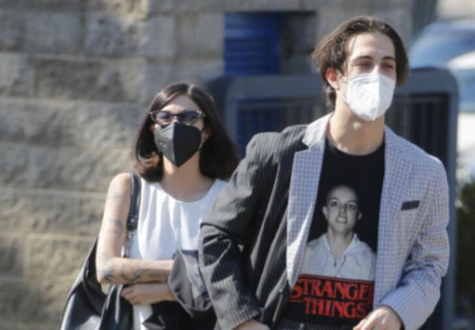 ATRAKTIVNI POBJEDNIK EVROVIZIJE KONAČNO UHVAĆEN U JAVNOSTI SA DJEVOJKOM:  Njene tetovaže privukle veliku pažnju!  (FOTO)