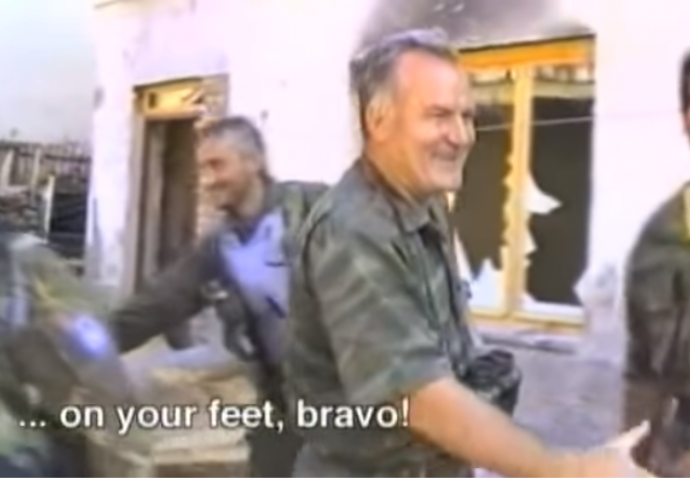 POSTOJI MNOGO SNIMAKA IZ 90-IH, ALI OVAJ SNIMAK JASNO GOVORI KO JE MLADIĆ: Pogledajte njegov govor kad je ušao u Srebrenicu (VIDEO)
