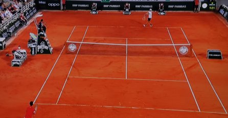 JELENA ĐOKOVIĆ VEČERAS BODRI NOVAKA SA TRIBINA, A SVI GLEDAJU U NJENU MAJICU: Pogledajte šta piše (FOTO)