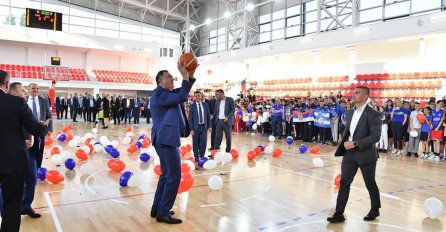 Dodik otvorio sportsku dvoranu u Istočnom Sarajevu, pa pokazao svoje košarkaške sposobnosti