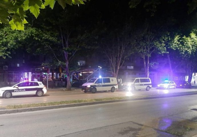 Teška nesreća u Mostaru: Autom uletio u terasu kafića
