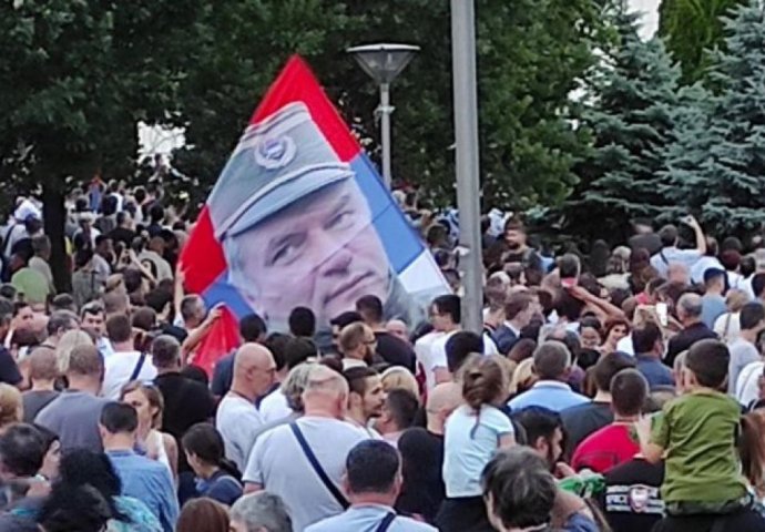 Nosili zastavu s likom Ratka Mladića: Veličanje ratnog zločinca usred Beograda