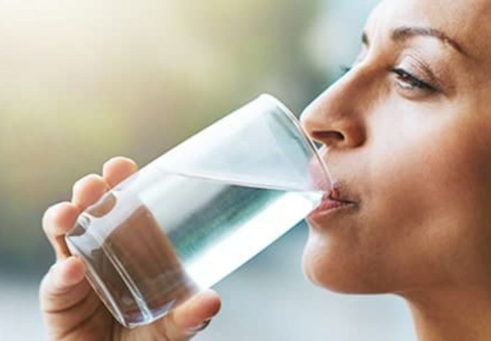 ŽELJA ZA SLATKIŠIMA NIJE BEZ RAZLOGA: Šta se događa u tijelu ako pijete samo čašu vode dnevno?