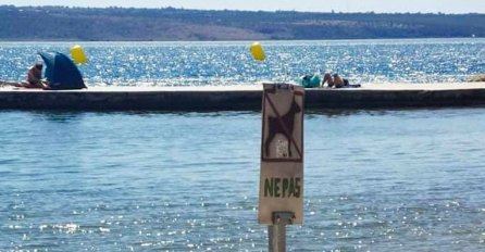 NA PLAŽI U DALMACIJI TURISTE ĆE DOČEKATI OVAJ NATPIS: Mislite da će ga razumjeti? (FOTO)