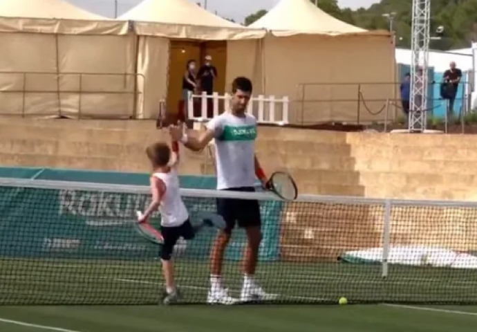 Novak izašao na teren sa sinom Stefanom i zaigrao tenis: Svi iznenađeni kad su vidjeli kako igra STEFAN, TATIN NASLJEDNIK (VIDEO)