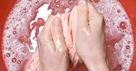 OVO PROVJERENO UKLANJA MRLJE OD KAFE: Omiljeni trik svih žena briše skorjele fleke, a za manje od pola sata odjeća blista