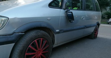 DRAMA NA DORĆOLU: Beograđanke parkirale auto ispred zgrade, a stanari im polomili retrovizor, izbušili gume, odnijeli tablicu