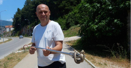 MOGU LI SE ZMIJE PENJATI PO FASADAMA KUĆA? Mišo iz Trebinja je dao odgovor: Ovog vikenda ulovio dva poskoka