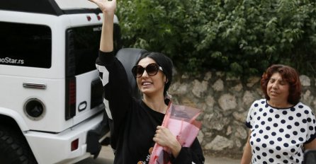 TANJA SAVIĆ I SINOVI KONAČNO KOD KUĆE, DOČEKALA IH PRAVA PROSLAVA: Pogledajte slike dočeka, EMOTIVNE SLIKE IZ DOMA PJEVAČICE