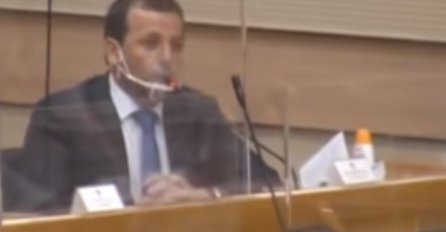 HIT: Vukanović poklonio ministrima kreme za sunčanje  (VIDEO)