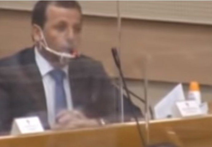 HIT: Vukanović poklonio ministrima kreme za sunčanje  (VIDEO)