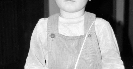 PREPOZNAJETE LI DJEČAKA SA SLIKE? Sada važi za jednog od najpopularnijih pjevača: Sve žene na Balkanu lude za njim, KO JE ON?