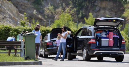 Zbog vrućine na duža putovanja kretati u ranim jutarnjim satima i praviti češće pauze