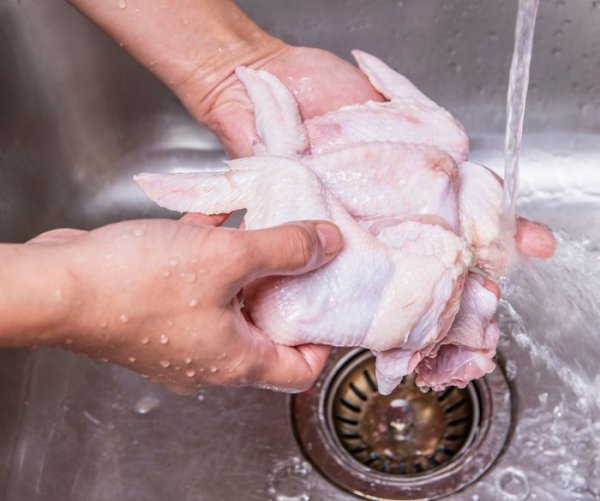 here-s-why-you-should-never-wash-chicken-before-cooking-it