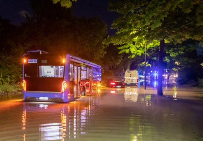 Jaka oluja u Berlinu, sve poplavljeno, ima povrijeđenih