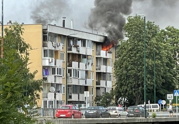 Gori stan na Ilidži: Stanari u panici istrčali iz zgrade (VIDEO)