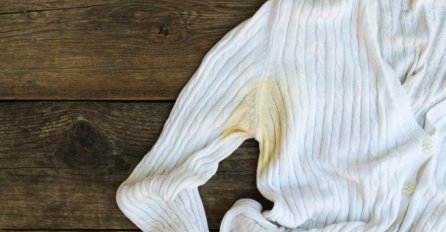 Jednostavan TRIK da PROVJERENO očistiš ŽUTE MRLJE od znoja s BIJELE ODJEĆE uz pomoć samo jedne stvari! (VIDEO)