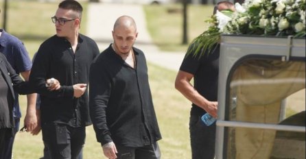 SAHRANJEN OTAC VUKA MOBA: Reper slomljen od bola - Evo koje poznate ličnosti su bile uz njega! Jedna osoba posebno iznenadila! (FOTO)
