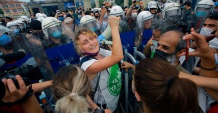 Policija suzavcem rastjeruje učesnike zabranjene gej parade u Istanbulu