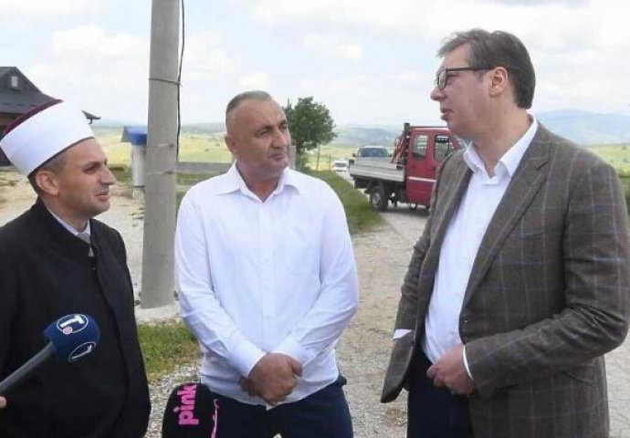 Vučić posjetio Sandžak, donirao novac za džamiju koja se gradi već devet godina