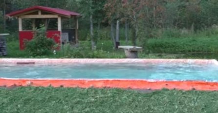 SAM NAPRAVIO MONTAŽNI BAZEN 8 x 3 METRA, SA DUBINOM OD 1,20: Ovaj čovek je dokazao koliko je to jednostavno! (VIDEO)