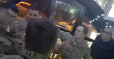 Pjevali “Ne volim te, Alija” pa kažnjeni samo sa smanjenjem plate